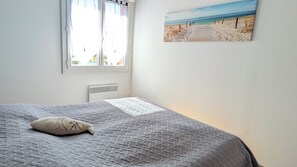 2 slaapkamers, een bureau, een strijkplank/strijkijzer, reisbedje