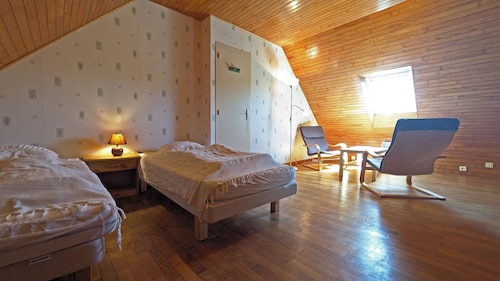 Quiet house, large south-facing garden