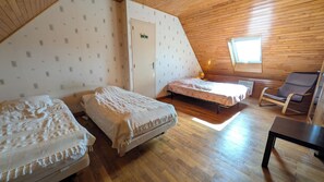 2 soverom, skrivebord, strykejern/-brett og reiseseng for barn