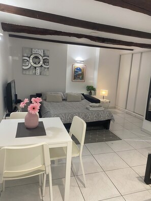 1 bedroom, iron/ironing board, WiFi, bed sheets