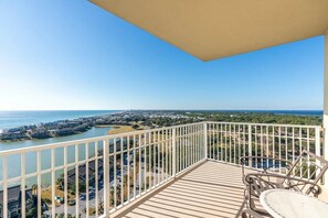 Property grounds - Gorgeous 3-bd, 3-ba with panoramic views and minutes to the pools and Gulf! (Miramar Beach)