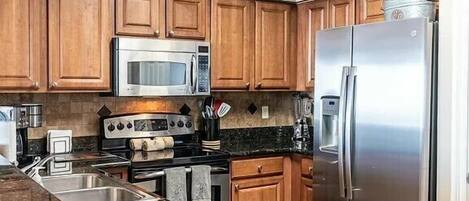 Refrigerador, microondas, horno y parrilla de estufa