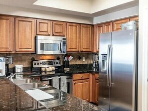 Køleskab, mikrobølgeovn, ovn, kogeplade