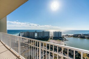 Property grounds - Gorgeous 3-bd, 3-ba with panoramic views and minutes to the pools and Gulf! (Miramar Beach)