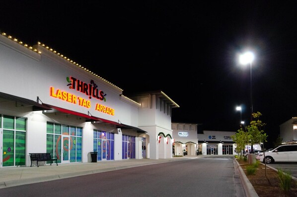Un bâtiment sur lequel est apposée une enseigne indiquant : « Thrills Laser Tag Arcade ».