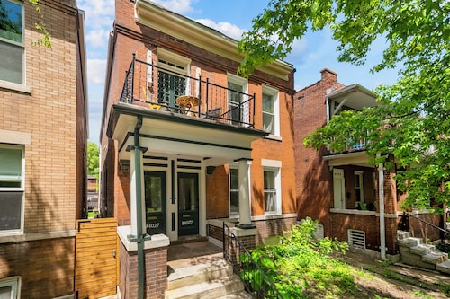 Stylish 2BR Retreat w/ Terrace - Near The Hill STL