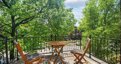 Charming 2-bedroom apartment in superb St. Louis with WiFi, AC