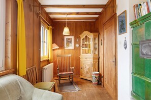 TV, caminetto, lettore DVD, tavolo da ping pong