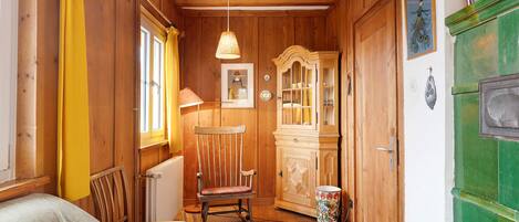 Televisor, llar de foc, reproductor de DVD i taula de tennis de taula