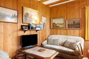 TV, caminetto, lettore DVD, tavolo da ping pong