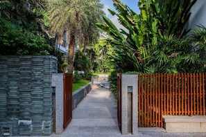 Property grounds - Beachfront 120sqm 2BR with Private Plunge Pool on stunning Naithon beach (Sakhu)