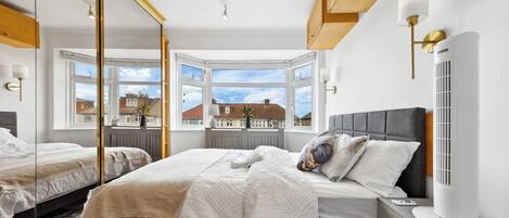 3 slaapkamers, een strijkplank/strijkijzer, wifi, beddengoed