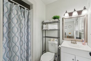Shower, towels - Four Seasons Retreat (Little Rock)