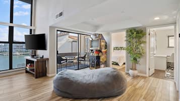 3 habitaciones, escritorio y tabla de planchar con plancha