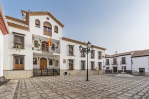 Exterior - Holiday Home 'La Casa Real' with Mountain View, Wi-Fi and Air Conditioning (La Zubia)