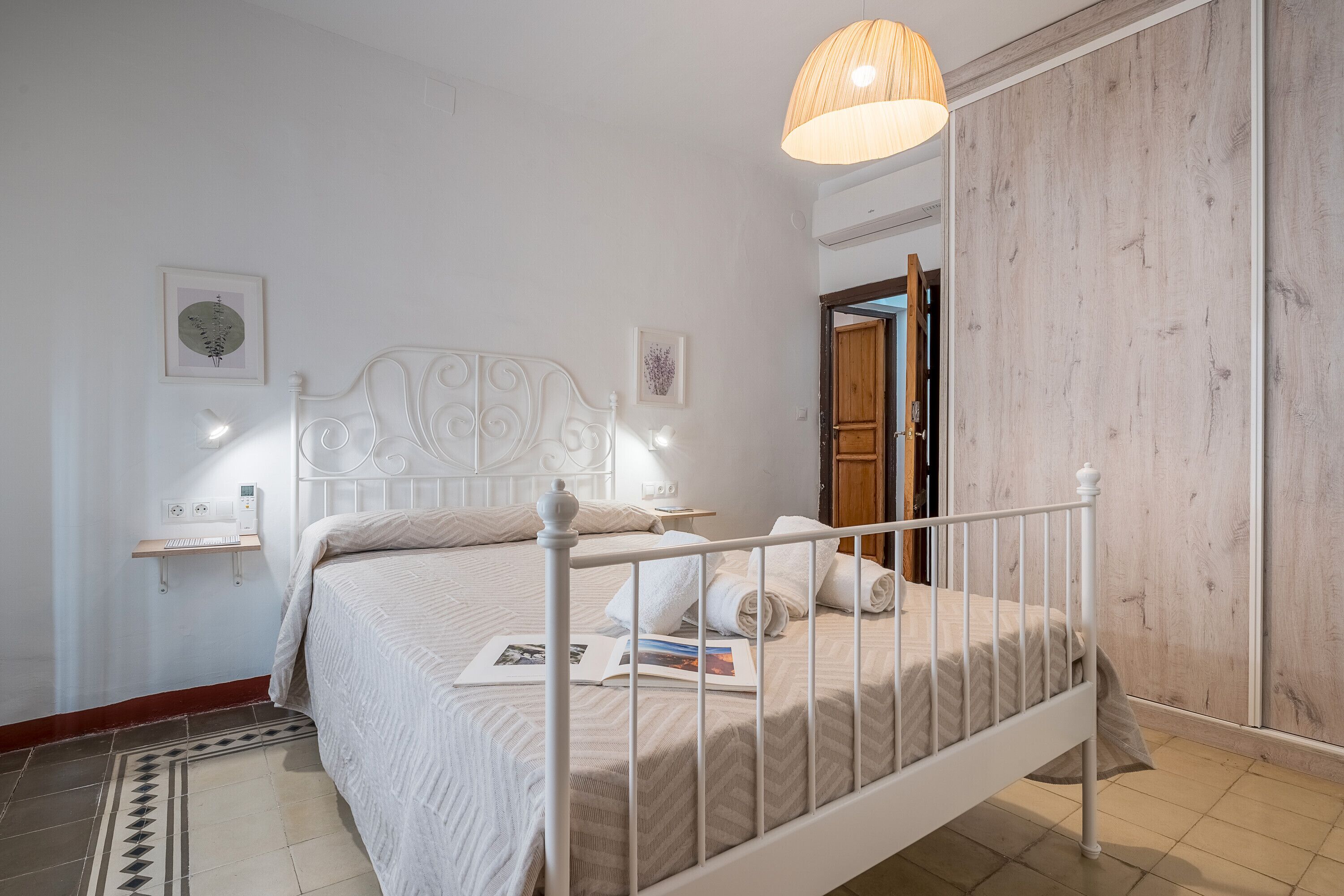 3 slaapkamers, een strijkplank/strijkijzer, wifi, beddengoed