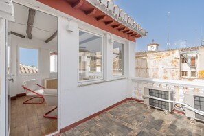 Property grounds - Holiday Home 'La Casa Real' with Mountain View, Wi-Fi and Air Conditioning (La Zubia)