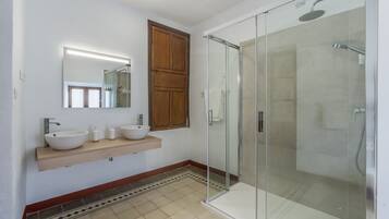 Een douche, een haardroger, handdoeken