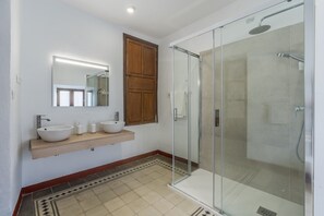 Shower, hair dryer, towels
