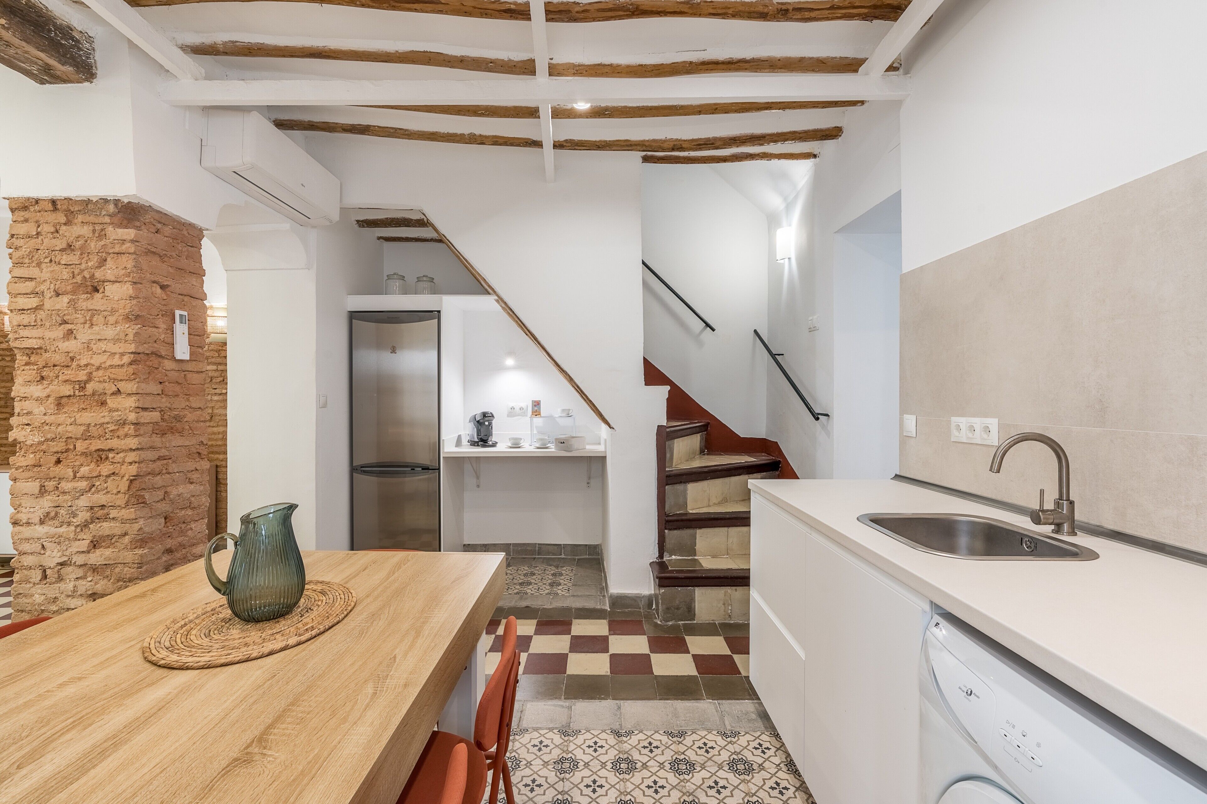 Fridge, oven, stovetop, coffee/tea maker