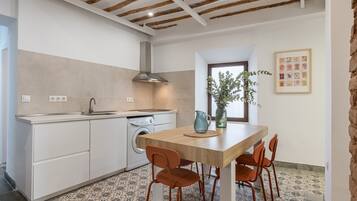 Fridge, oven, stovetop, coffee/tea maker