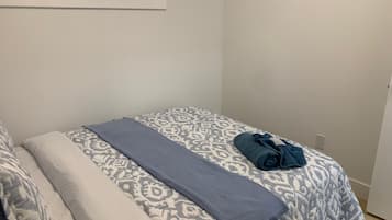 Een strijkplank/strijkijzer, wifi, beddengoed