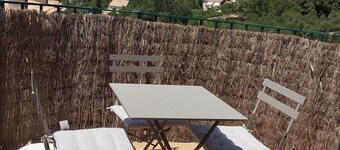 Village house 10 minutes' walk from Lac des Olivettes