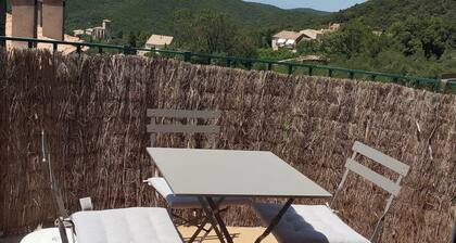 Village house 10 minutes' walk from Lac des Olivettes