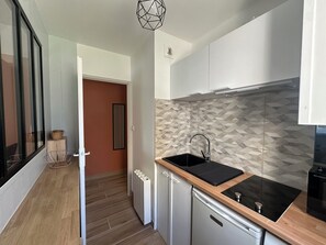 Kühlschrank, Mikrowelle, Ofen, Herdplatte