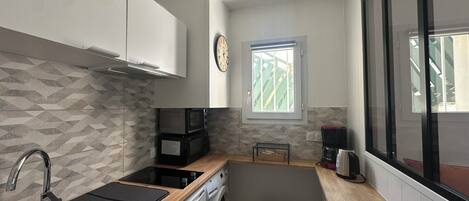 Frigorífico, microondas, horno y placa de cocina