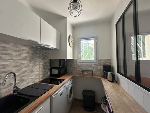 ثلاجة، ميكروويف، فرن، موقد طهي مسطح