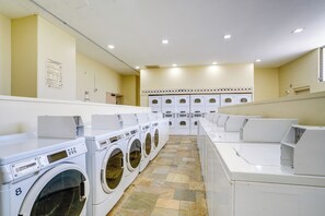 Interior - Mountain-view Balcony: Walkable Waikiki Studio (Honolulu)