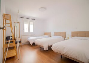 4 habitaciones, tabla de planchar con plancha, wifi y ropa de cama 