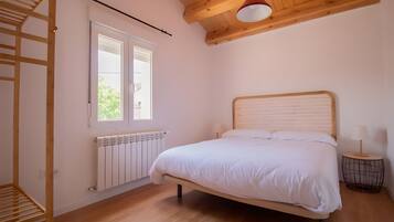 4 bedrooms, iron/ironing board, WiFi, bed sheets