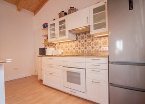 Køleskab, mikrobølgeovn, ovn, kogeplade