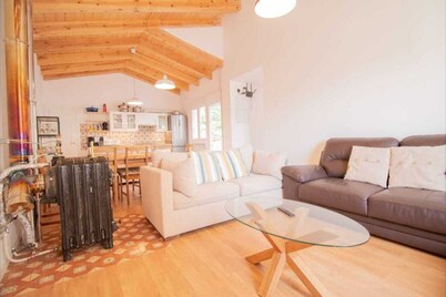 Casa de vacaciones 'La Casa Del Maestro' con vistas a la montaña, piscina privada y Wi-Fi