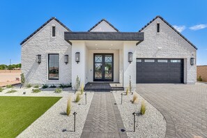 House (4 Bedrooms) | Interior - Near Golf - Gem w/ Funished Patio in Chandler! (Chandler)