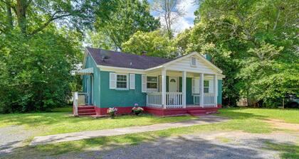 5 Mi to Uptown: Charlotte Hideaway w/ Yard