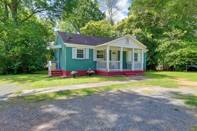 5 Mi to Uptown: Charlotte Hideaway w/ Yard