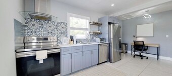 Patio & Heated Swim Spa Access: Home in Hollywood