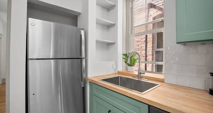 Charming 2-bedroom apartment in lovely St. Louis with WiFi, AC