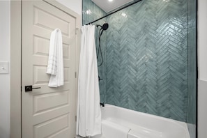 Towels, soap, toilet paper - Cozy & Modern 2BR Apartment in the Heart of St. Louis (St. Louis)