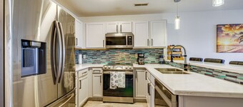 Balcony w/ Marina Views: Lake Ozark Hideaway!