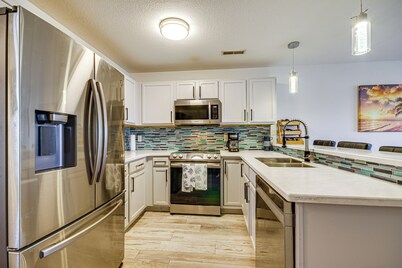 Balcony w/ Marina Views: Lake Ozark Hideaway!