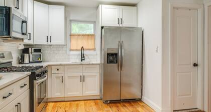 3 Mi to Nassau Coliseum: Spacious Hempstead Home!