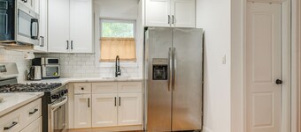 3 Mi to Nassau Coliseum: Spacious Hempstead Home!