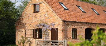 Secluded barn sleeps up to seven in rural Lincolnshire. Private parking.