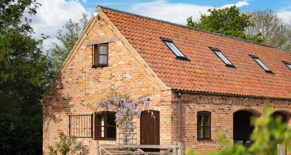Secluded barn sleeps up to seven in rural Lincolnshire. Private parking.