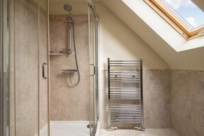 Shower, hair dryer, towels, soap - Secluded barn sleeps up to seven in rural Lincolnshire. Private parking. (Lincoln)