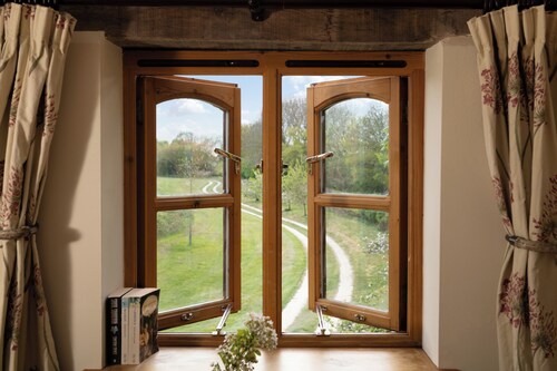 Secluded barn sleeps up to seven in rural Lincolnshire. Private parking.